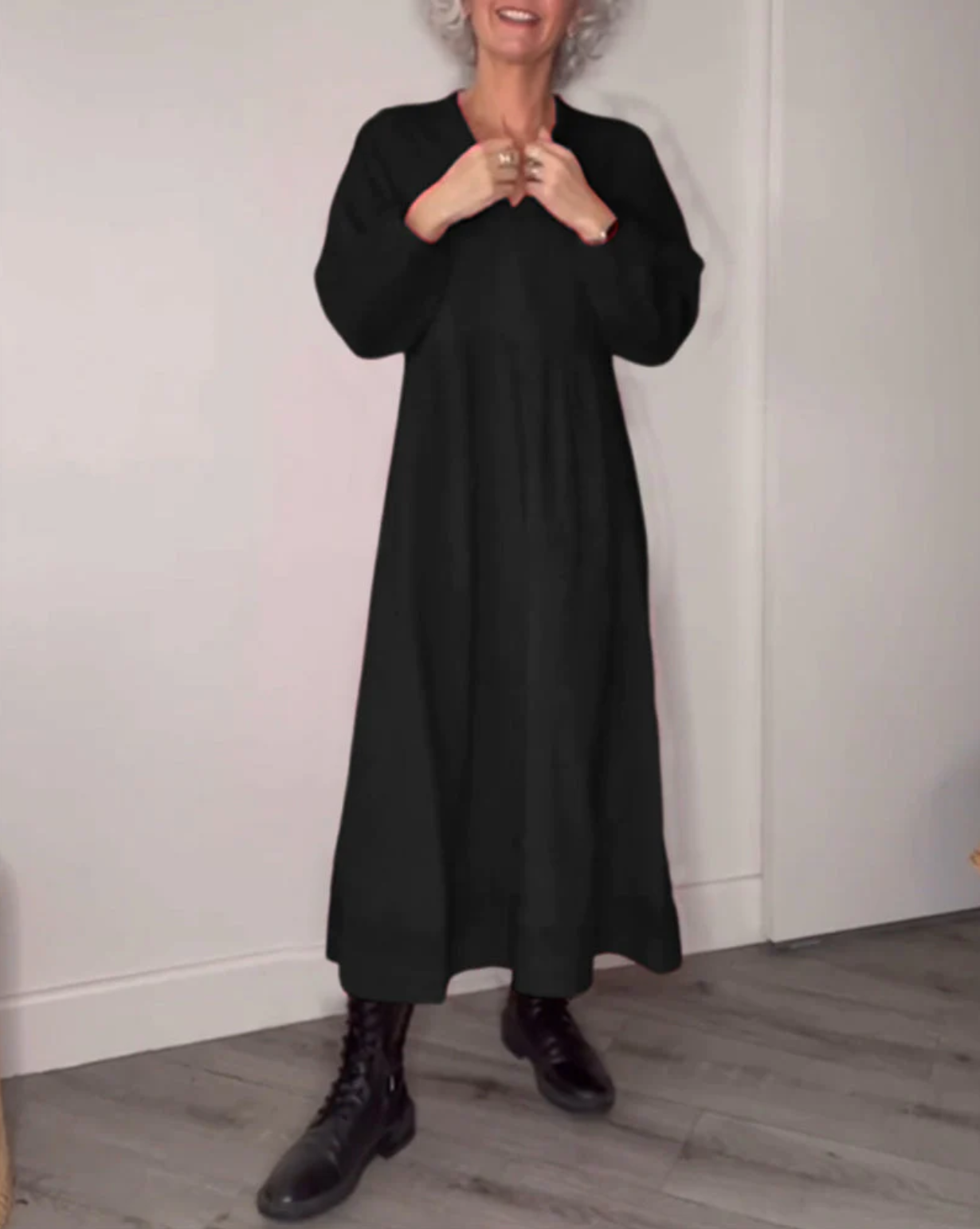 Dove™️ Elegant dress with V-rings and long sleeves